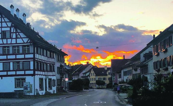 Eine goldene Stunde über der Elgger Vordergasse. Leserbild: Emilie Steinemann, Elgg