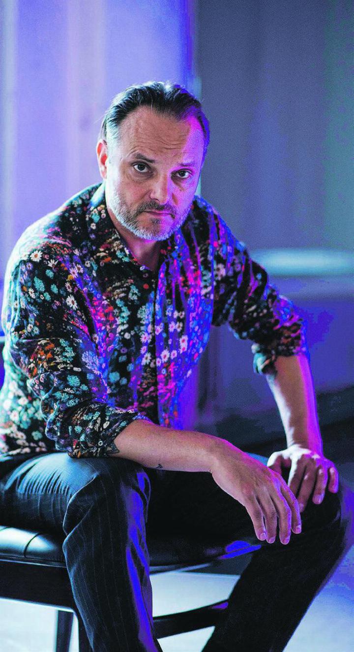 Dominic Deville moderiert durch das Samstagprogramm. Bild: zvg