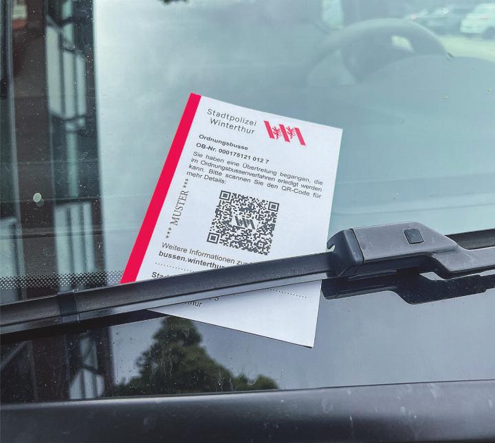 Die gebüsste Person erhält nur noch einen wetterfesten Zettel mit einem QR-Code. So soll der administrative Aufwand verringert werden. Bild: zvg