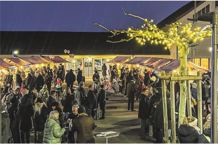 Der Aadorfer Weihnachtsmarkt zog zahlreiche Besucherinnen und Besucher an. Bild: Bettina Sticher