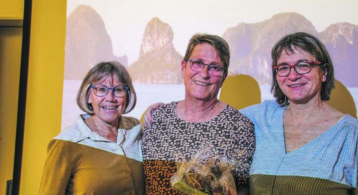 Astrid Kägi (links) und Yvonne Fuchs (rechts) vom Elgger Bibliotheksteam mit der Referentin Rosmarie Hirt.