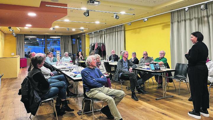 Alle lauschen gespannt den Ausführungen von Aleksandra Orman-Lorenz, Leiterin der Geschäftsstelle der Chance for Children Stiftung in der Schweiz