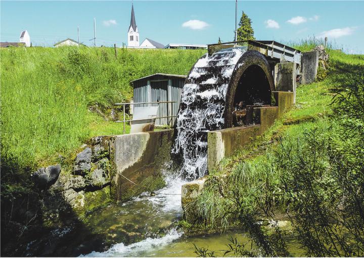 Das Wasserrad wurde in diesen Tagen repariert. Bilder: Kurt Lichtensteiger