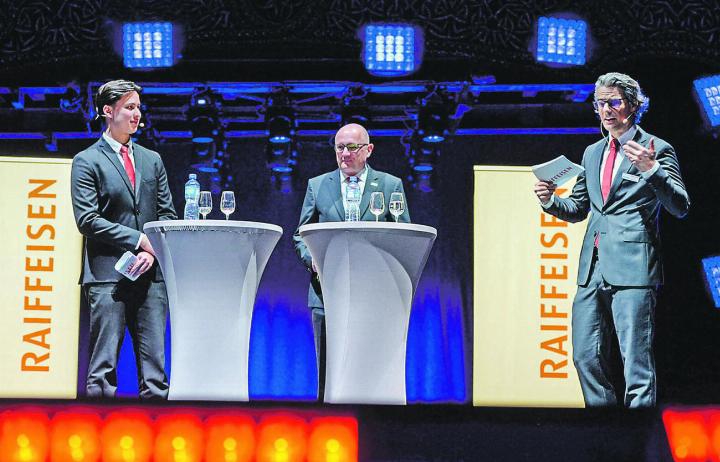 Sean Winkler, Patrick Müller und Frank Gössi (von links) sorgten für einen stimmigen Mitgliederanlass, bevor die Artristen die Manege übernahmen. Bild: Patrick Hofmann