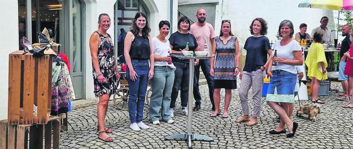 Stilvoll und nachhaltig stöbern: Am 16. Mai findet im Kirchgemeindehaus Elgg wieder der beliebte Secondhand-Verkauf «Kleiderschätze» statt – mit Kleidung, Accessoires und Barbetrieb. Bild: zVg