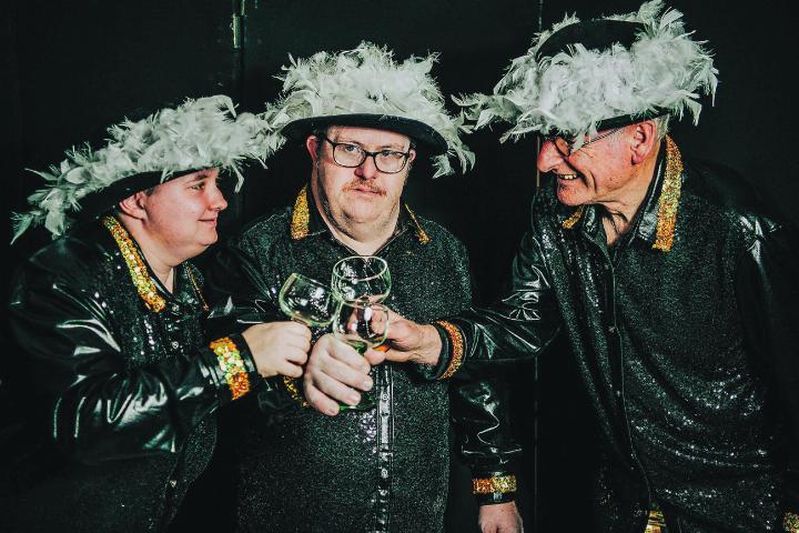 Der Comedyexpress auf Jubiläumsreise: Szenenreich, musikalisch und voller Spiellust durch 20 Jahre Bühnengeschichte. Bild: zVg