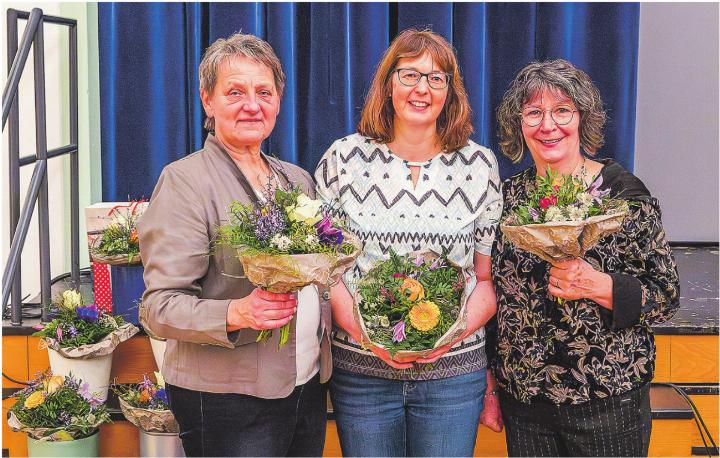 Die neue Präsidentin Antonia Bischof (Mitte) mit den beiden abtretenden Co-Präsidentinnen Iwona Frei (links) und Anita Mazenauer. Die neue Präsidentin Antonia Bischof (Mitte) mit den beiden abtretenden Co-Präsidentinnen Iwona Frei (links) und Anita Mazenauer.