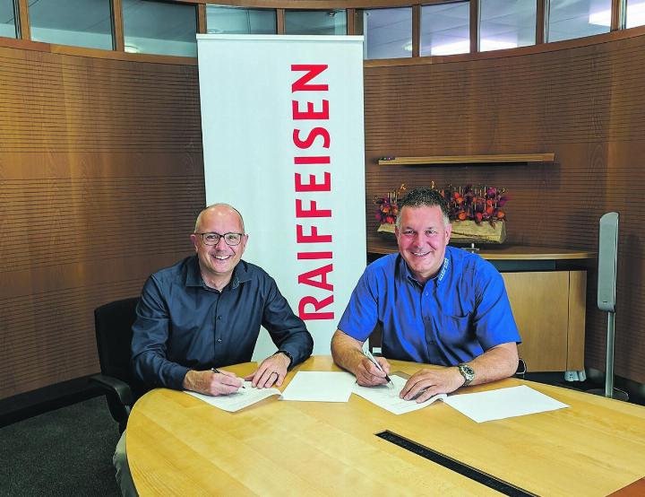 Patrick Müller als Vorsitzender der Bankleitung (links) und OK-Präsident Stefan Reisp bei der Vertragsunterzeichnung. Bilder: zvg