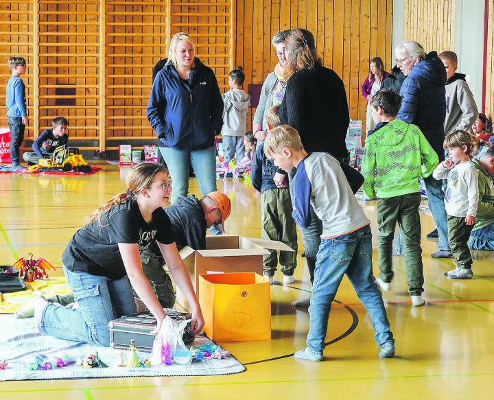Stolz waren die kleinen grossen Verkäufer am Verhandeln mit ihren Kunden.