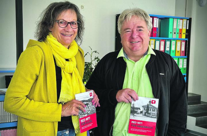 Barbara Fehr-Hadorn und Erich Wegmann mit den Flyern für Elgg und Hagenbuch. Bild: Marianne Burgener Barbara Fehr-Hadorn und Erich Wegmann mit den Flyern für Elgg und Hagenbuch. Bild: Marianne Burgener
