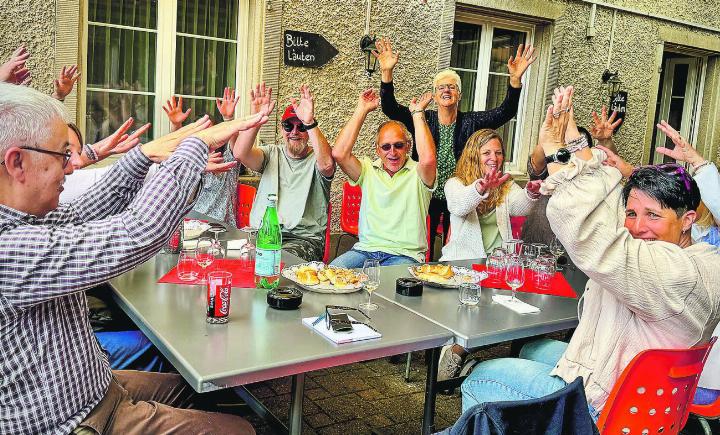 Die jubelnden Befürworter rund um Ruth Büchi-Vögeli und Armin Bähler nach Bekanntgabe des positiven Entscheids. Bild: Marianne Burgener