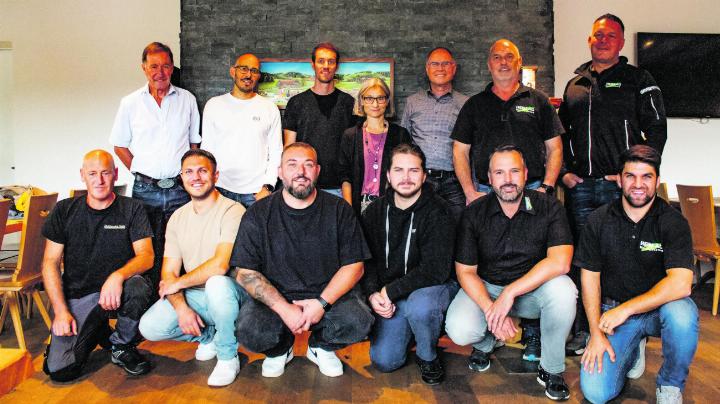 Das Team der Heim AG mit Stefan Reisp (stehend, 1. von rechts) und Daniel Brändli (3. von rechts). Bild: zvg