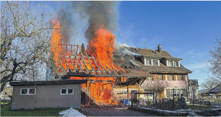 Beim Brand in Tuttwil wurden zwei Personen leicht verletzt. Der Scheunenteil brannte komplett nieder. Bild: zVg