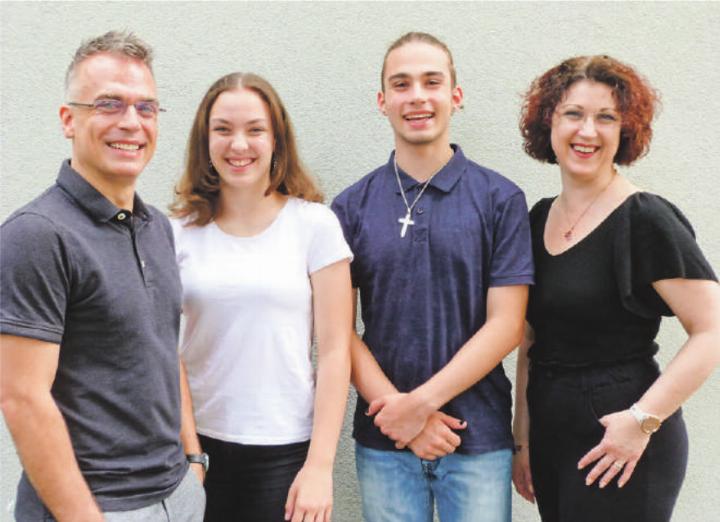 Matthias und Honorina Schmidt mit den Zwillingen Leandra und Eliano. Bild: Kurt Lichtensteiger