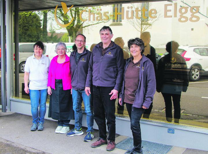 Inhaber und Personal der Chäshütte vor dem neuen Laden: Doris Wyder und Stefanie Stuckert (beide Verkauf), Filialleiter Philipp Müller sowie Otto und Claudia Wartmann vom Holzhof (von links). Bild: René Fischer