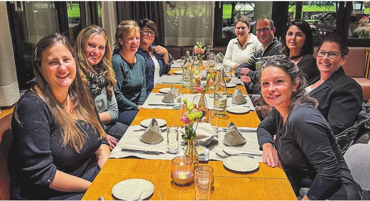 Betreuungspersonen des Tagesfamilienvereins Aadorf zusammen mit Vorstand, Geschäftsstellenleiter und Koordinatorin im Restaurant Heidelberg. Bild: zVg