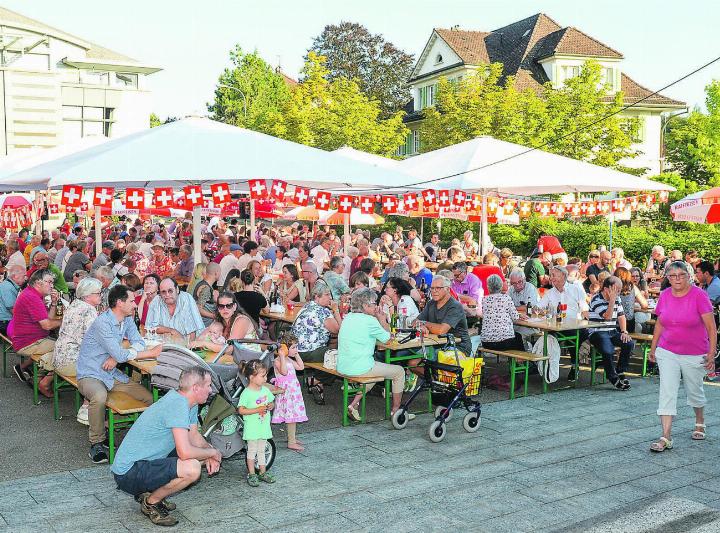 Der grösste Anlass, den der Einwohner-Verein Aadorf organisiert und durchführt, ist die Bundesfeier beim Gemeindehaus.