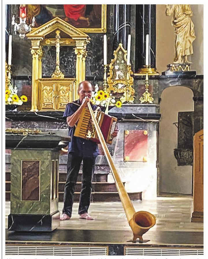 Allroundmusiker Peter Baumann unterhielt an einem Anlass des Samaritervereins Aadorf in der Kirche Tänikon unter anderem mit dem Alphorn. Bild: zVg