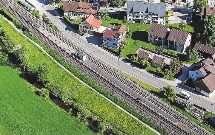 Der Zugang des Perrons über Treppen ist längst nicht mehr zeitgemäss und im Grunde seit dem 1. Januar diesen Jahres gesetzeswidrig. Archivbild: EAZ