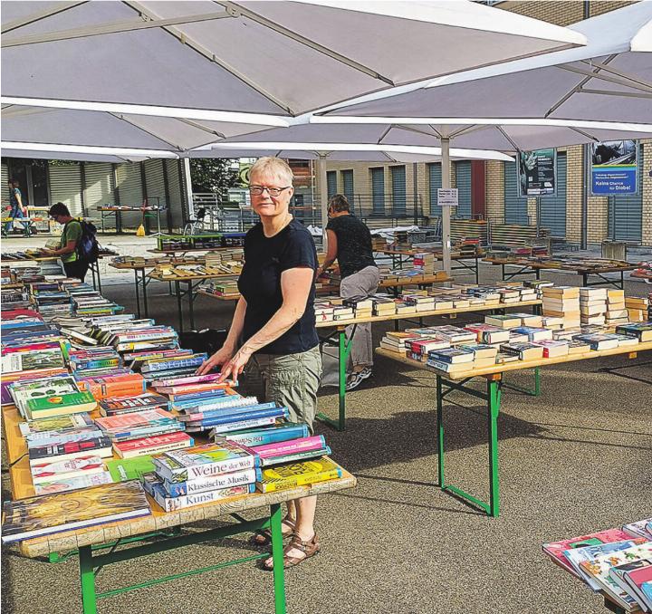 Bibliothekspräsidentin Erika Muri in Erwartung der frühen Besucherinnen und Besucher. Bilder: Kurt Lichtensteiger