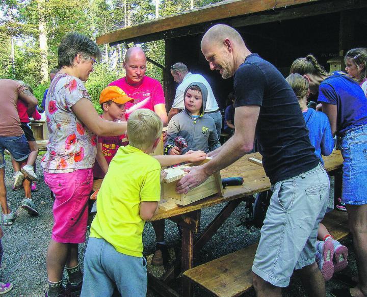 Gross und Klein beteiligte sich beim Bau der Nistkästen.