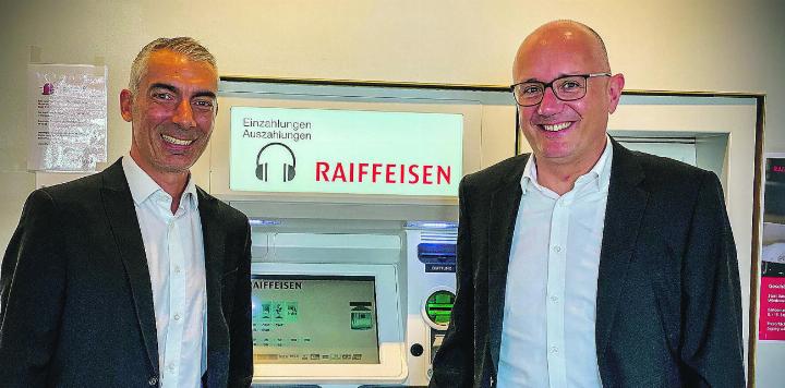 Donato Blasucci und Patrick Müller vor dem Bancomaten, der in den nächsten Tagen einem Modell der neusten Generation weichen muss. Bild: Marianne Burgener