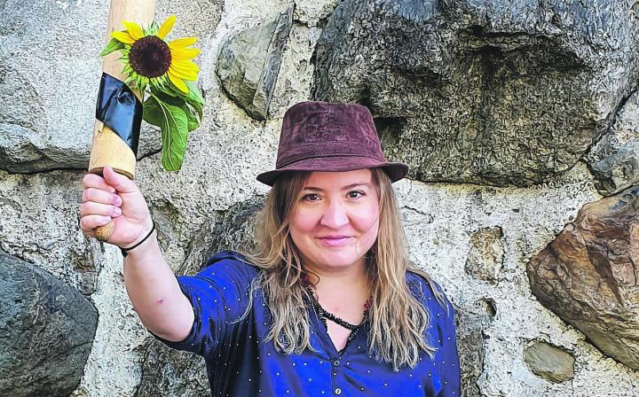 Natalie Ammann, die Meisterin der skurrilen Schlosstouren, macht Geschichte lebendig. Bild: zVg
