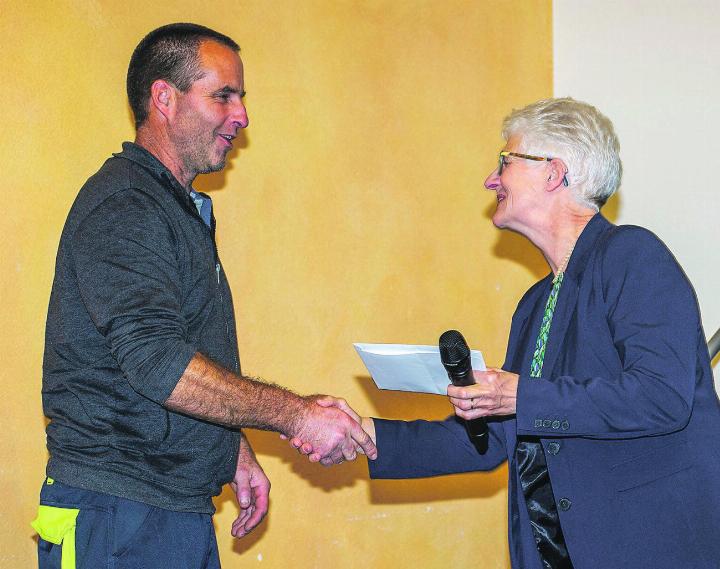 Rücktritt nach 33 Jahren Dienst: Gemeindepräsidentin Ruth Büchi-Vögeli dankt dem Kommandanten der Feuerwehr Eulachtal, Robert Frauenfelder, für seinen Einsatz.