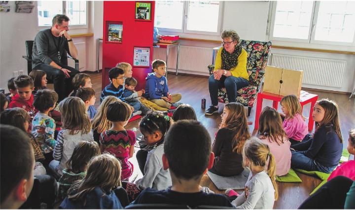 Huguette Schwager zog mit ihren Märchen die rund 30 Kinder in ihren Bann. Bild: Brigitte Kunz-Kägi