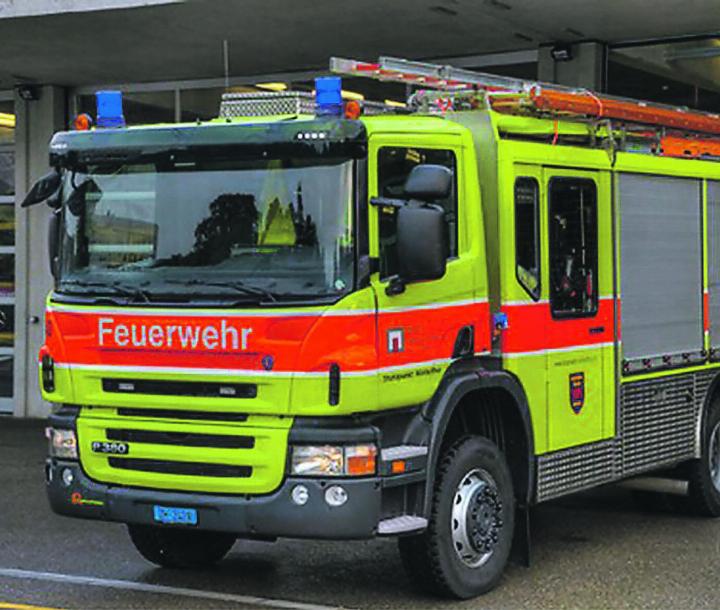 Grosseinsatz am Bahnhof Elgg am späten Sonntagabend: Die Feuerwehr Winterthur rückte wegen eines Personenunfalls mit mehreren Fahrzeugen aus. Bild: Schutz und Intervention Winterthur