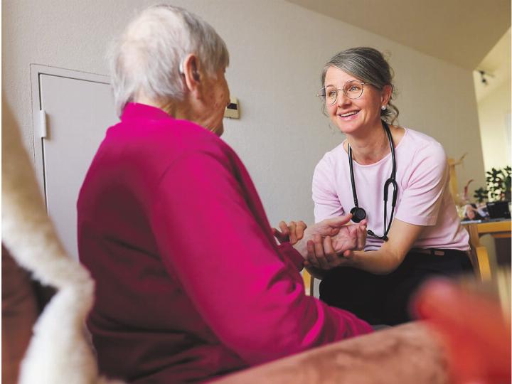 Klinische Fachspezialistin Sila Rohrbach im Pflegezentrum Eulachtal, im Gespräch mit einer Bewohnerin.