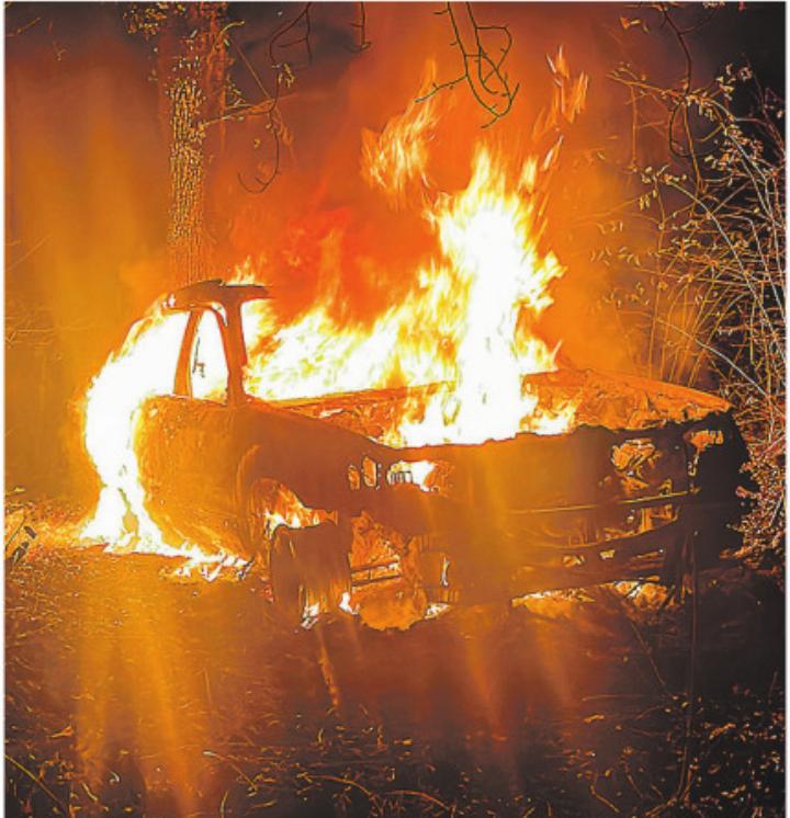 Das Auto des angetrunkenen Autofahrers brannte vollständig aus. Bild: zVg