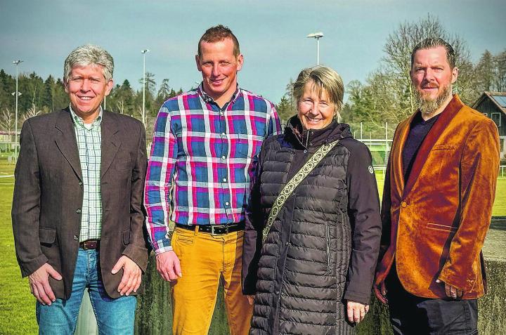 Die Wiedergewählte Volksschulbehörde: Daniel Müller, Michael Weber, Astrid Keller und Nino Heider (von links. Es fehlt Tanja Zünd-Sauter). Bild: Marianne Burgener