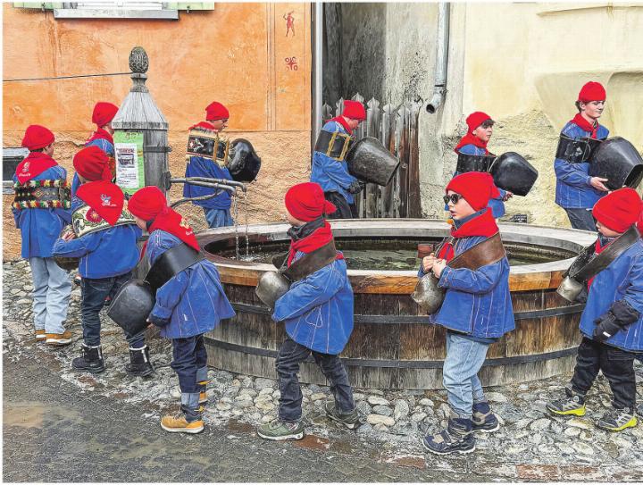 Chalandamarz in Guarda – jeder Brunnen wird umrundet. Leserbild: Sonja Lutz, Elgg