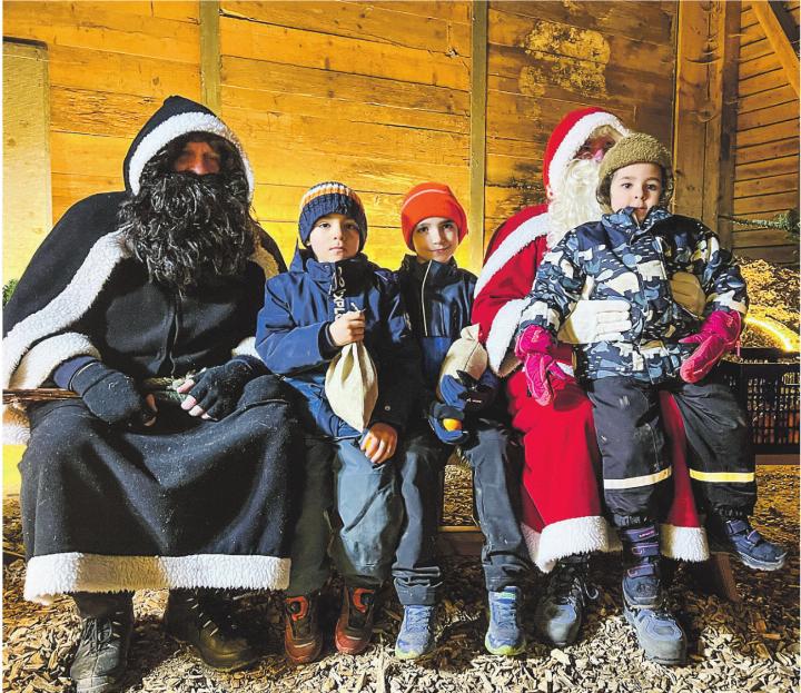 Samichlaus mit Schmutzli und Kindern in der Schnitzelhalle des Forst Elgg. Bild: Bettina Sticher
