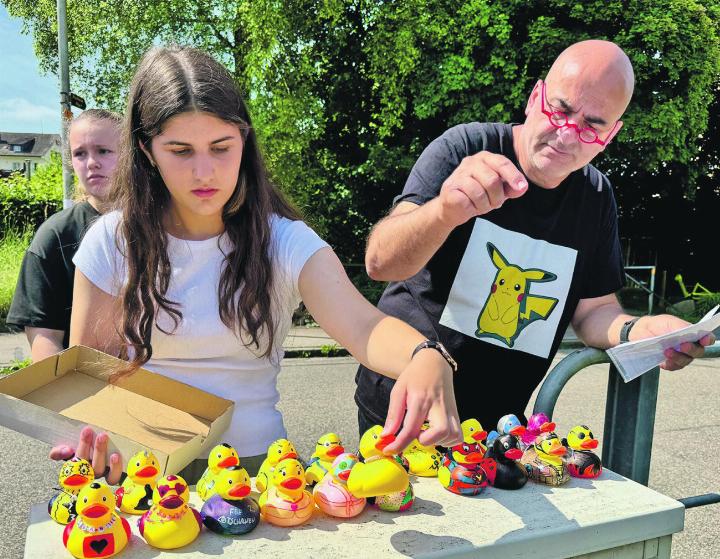 Unter dem wachsamen Blick von Fachlehrer Tihomil Krmpotic sortiert eine Schülerin die aufgehübschten Enten ihrer Klasse für das Rennen.
