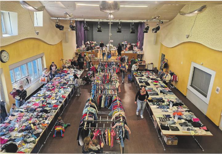 Fröhliches Stöbern bei der Kinderkleiderbörse in Elgg – viele Familien, herzliche Stimmung.
