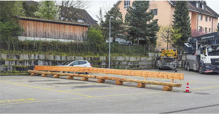 Das «längste Zürcher Landbänkli der Welt» von Forst Elgg wird an der Gewerbeausstellung zu sehen sein und kommt später auf den Schauenberg. Bild: zVg