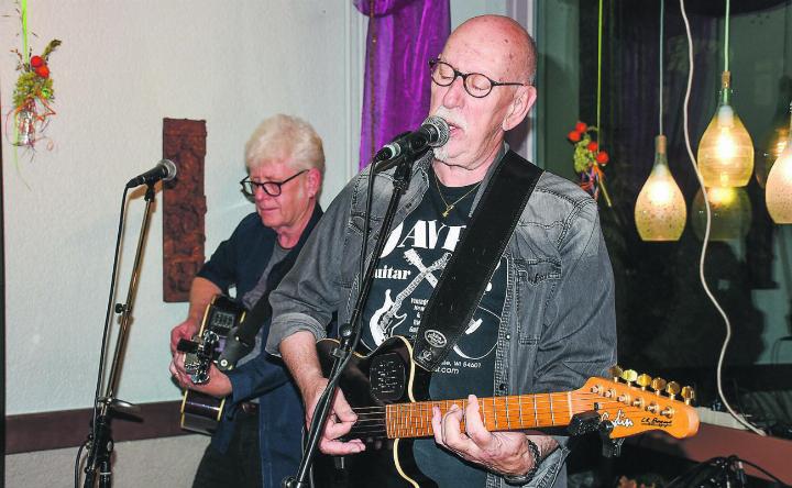 Larry Schmuki (rechts) und Joe Schwach begeisterten das Publikum im Bistro Bechandra mit ihrem Blues – und mehr. Bild: Albert Büchi