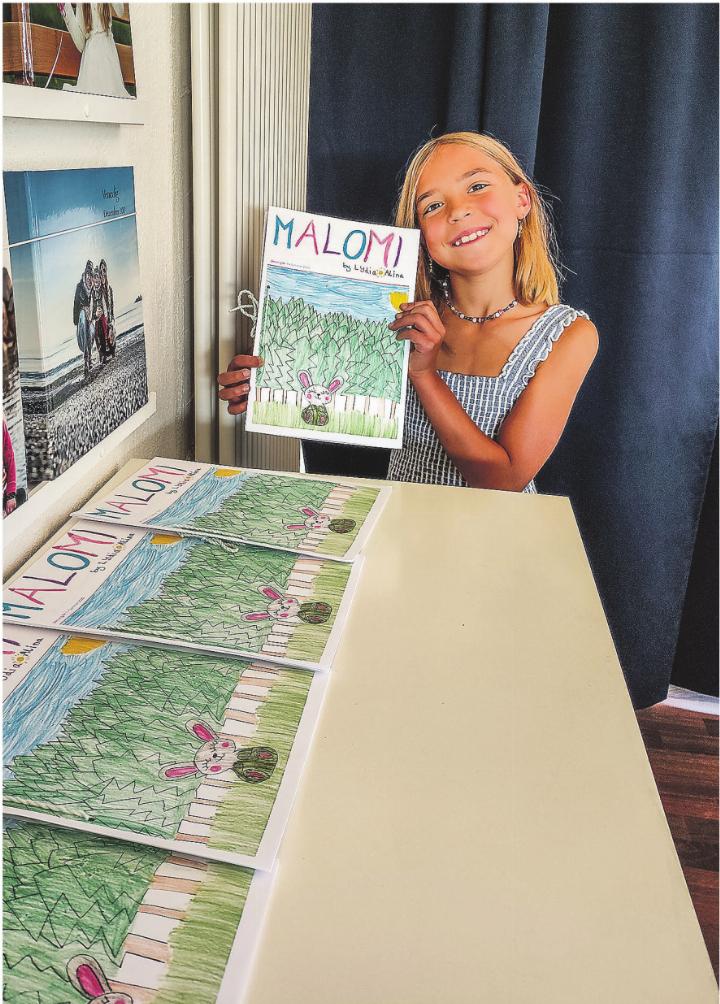 Lydia Utzinger mit der ersten «Malomi»-Ausgabe samt selbstgemaltem Titelbild.