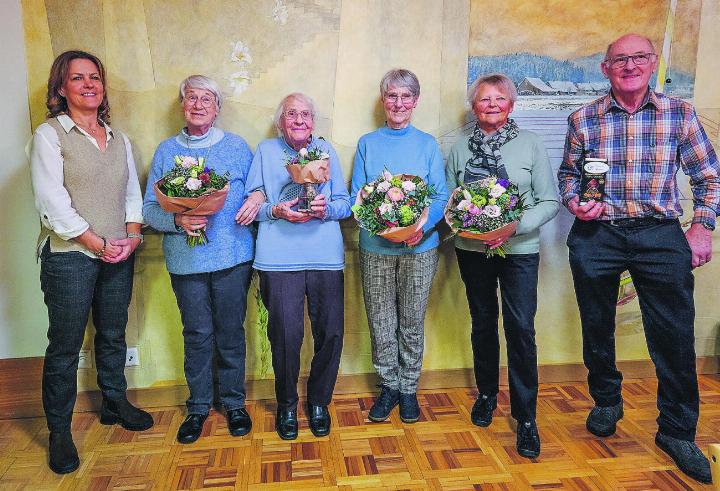 Die an der Generalversammlung geehrten langjährigen FTV-Mitglieder (v.l.n.r.): Ing-Marie Beuggert (15 Jahre), Elsbeth Platzer (45 Jahre), Gerda Trüb (70 Jahre), Beatrice Ghirlanda (45 Jahre), Therese Vetter (50 Jahre) und Hans Scherrer (Passivmitglied; 30 Jahre). Bild: zVg