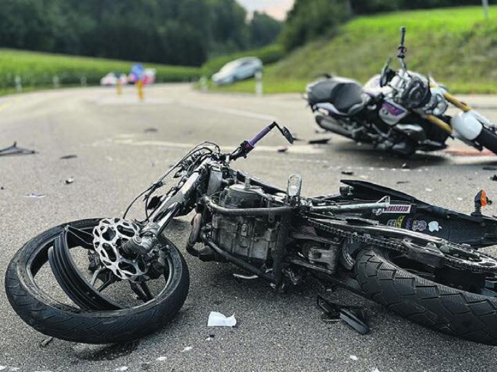 Motorräder in Unfallendlage.
Bild: Kantonspolizei ZH