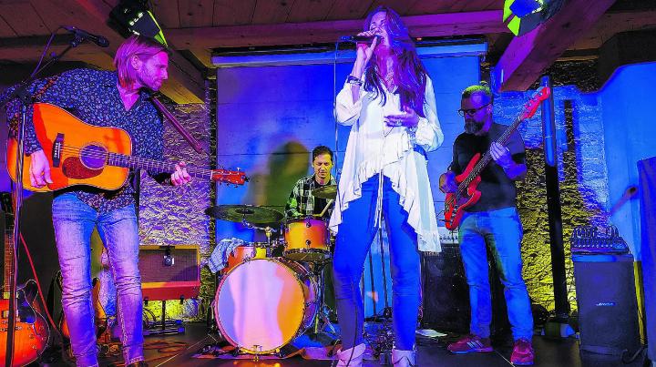 Sei es mit Blues, Folk, Country oder auch etwas Rockigem – Estella Benedetti und Michael Giger mit Band begeisterten mit ihrem virtuosen Spiel. Bild: Irène Basler