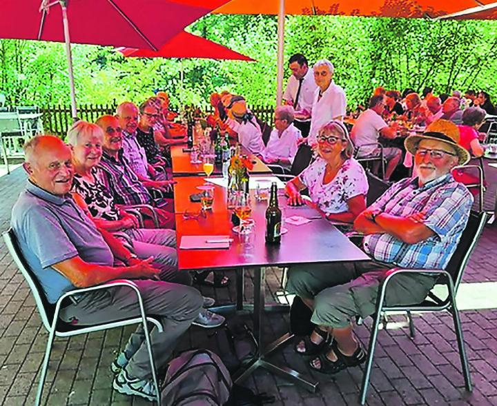 Vereint unter den Sonnenschirmen des Gartenrestaurants Bruderhaus, Winterthur: 16 Elgger Frauen und Männer mit Jahrgang 1941 und Angehörige. Bild: zvg