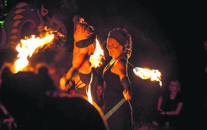 Eine der vielen Attraktionen am Jubiläumsfest von Gong in Aadorf: Die Feuershow von Chispa Firedance. Bild: zvg
