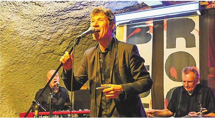 Walter Baumgartner mit seiner Blues Harp und seinen Musikern begeistert Fans des traditionellen Blues im Aadorfer Rotfarbkeller. Bild: zVg