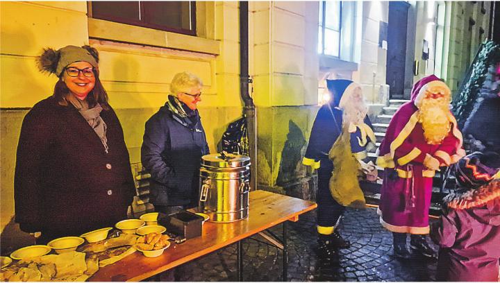 Der Gemeinderat, hier Stephanie Hugentobler und Präsidentin Ruth Büchi-Vögeli (v.l.n.r), verwöhnte die Bevölkerung mit wärmender Suppe und frischem Brot.