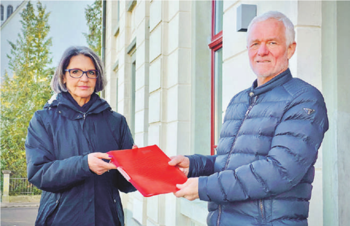 Mit der Übergabe der gesammelten Unterschriften an die Gemeindeschreiberin Sonja Lambrigger Nyffeler ist der Auftrag deponiert. Bild: Marianne Burgener