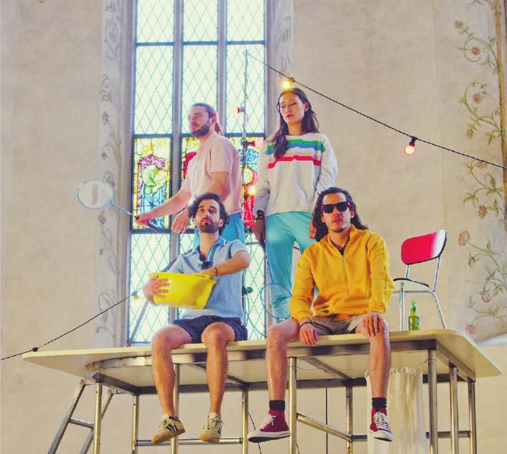 Ein Freibad in der Elgger Kirche: «Looking at Things» ist auf jeder Ebene ein Musiktheater der besonderen Art. Bild: Oliver Pailer