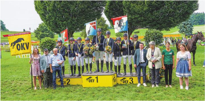 Larissa (Ehrendame), René Steiner (OKV Springen), Max Beerli (Max Beerli AG), RG Thayngen (2), RV Elgg (1), RC Grüningen (3), Daniel Stäheli (OKV Präsident), Madeleine Keller (Jury), Désirée Ebneter (OK Präsidentin), Mia (Ehrendame) – von links. Bilder: zVg